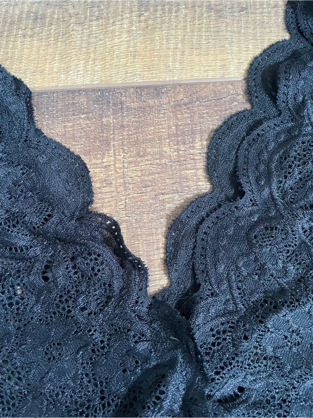 SHEIN Black See-through Lace Scalloped Sexy Crop Top